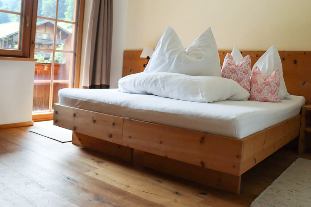 Das rustikale Schlafzimmer laedt zum Rasten ein.