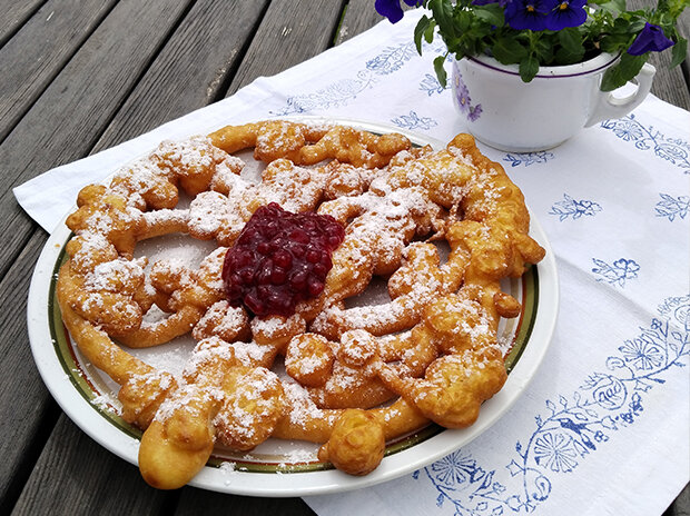 strauben aus germteig mit preiselbeeren auf der boeglalm