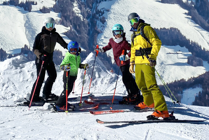 familie mueck beim schifahren