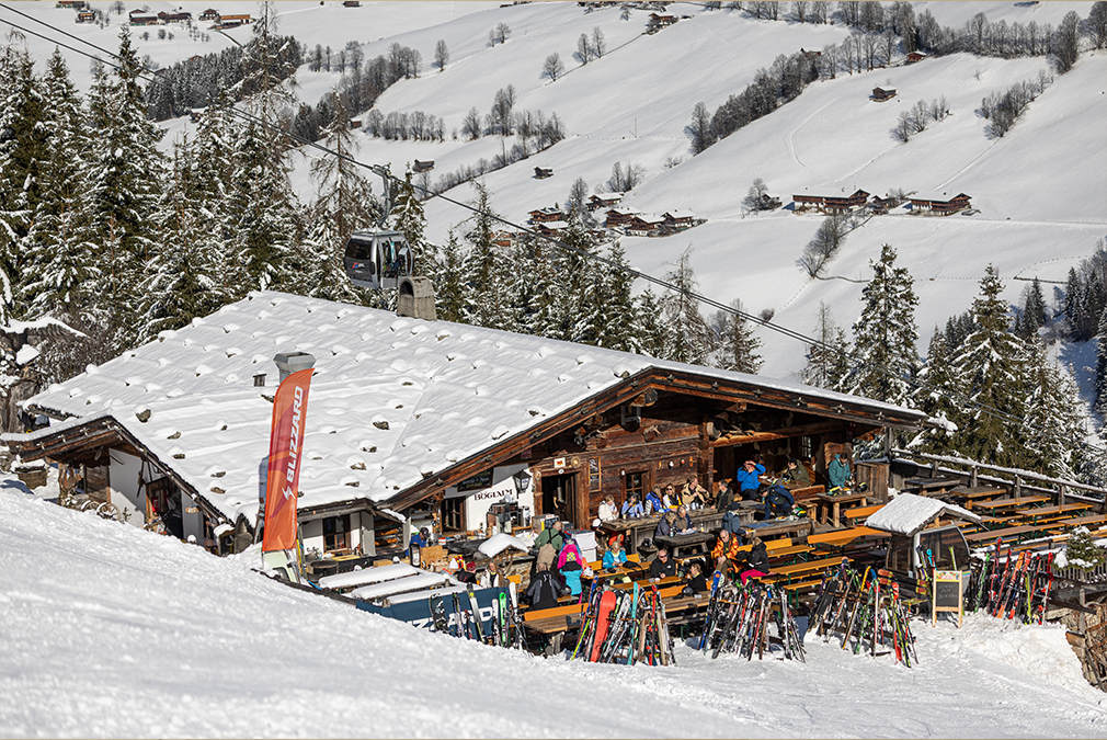 im verschneiten alpbachtal in tirol liegt die boeglalm