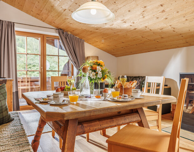 liebevoll gedeckter frühstückstisch im Appartement Schi